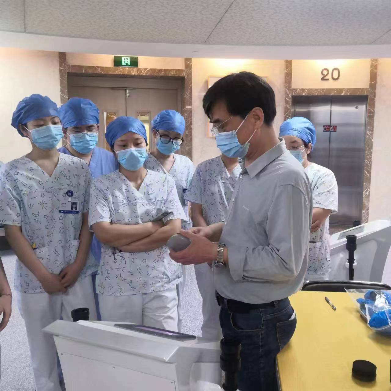 南京華貝電子醫(yī)療設備有限公司為浙二院現(xiàn)場培訓振動排痰機